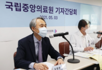 "코로나19 집단면역 도달 어려워…토착화돼 함께 살아야"