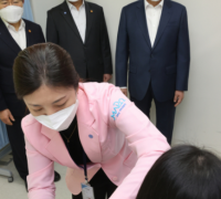 文대통령, AZ 백신 접종 현장 참관..."역사적 1호 접종"