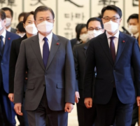 문대통령, 김진욱 초대 공수처장에게 임명장 수여